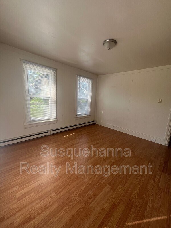 Building Photo - 175 E Derry Rd