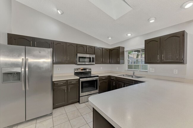 Building Photo - STUNNING 3 BEDROOM, 2 BATHROOM, 2 CAR GARAGE HOME LOCATED IN THE HIGHLY SOUGHT AFTER BRIARWOOD CO...