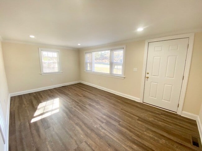 Building Photo - 2 Bedroom Home w/ a huge deck and yard