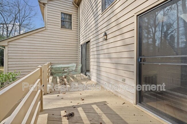 Building Photo - 205 W Poplar Ave