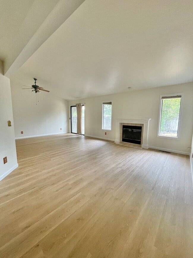 Building Photo - Welcome to this charming single-story home...