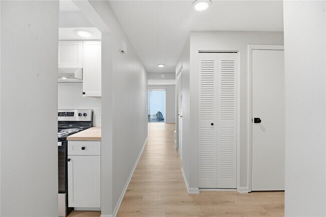 Building Photo - 17 Willowick Dr