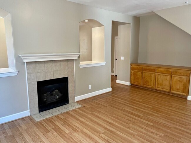 Building Photo - Newer 5 Bedroom House Close to Cal Poly