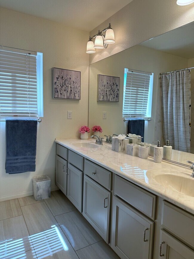 Building Photo - 4Bdrm/2.5bath Single Family Home - Fully Furnished