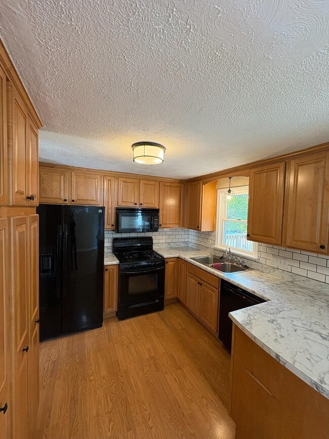 Building Photo - 15 Kingston Dr