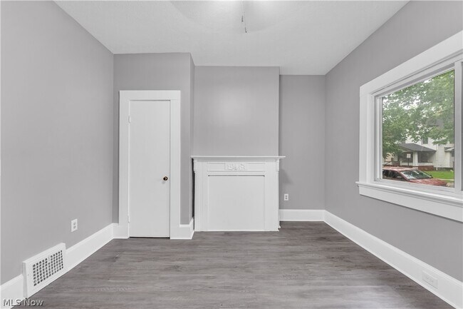 Building Photo - 2050 W 83rd St