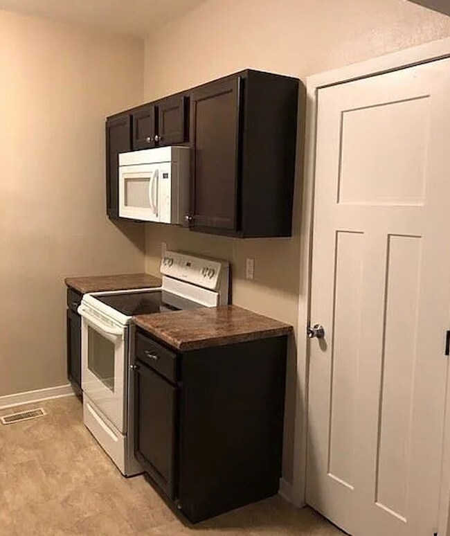 Building Photo - Pet friendly 3 Bedroom, 1 Bathroom home!