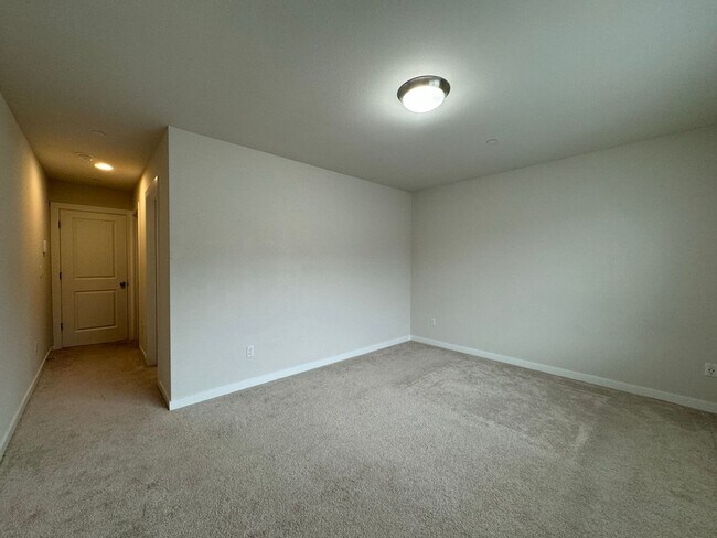 Building Photo - Modern Lynnwood 2BD/2.5BTH Townhome for Lease! Small Pet Friendly!