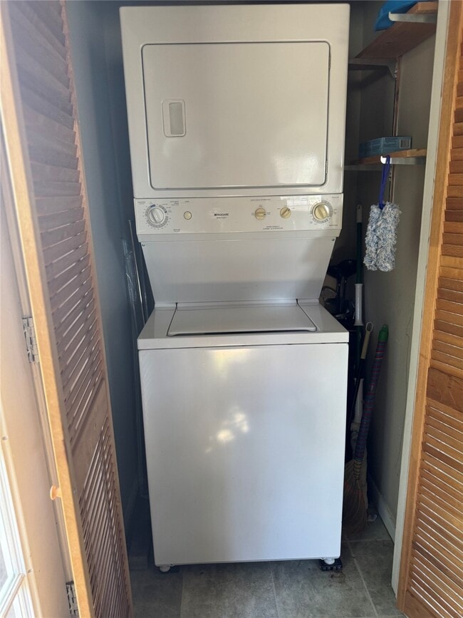 Building Photo - 3934 Fernwood Dr