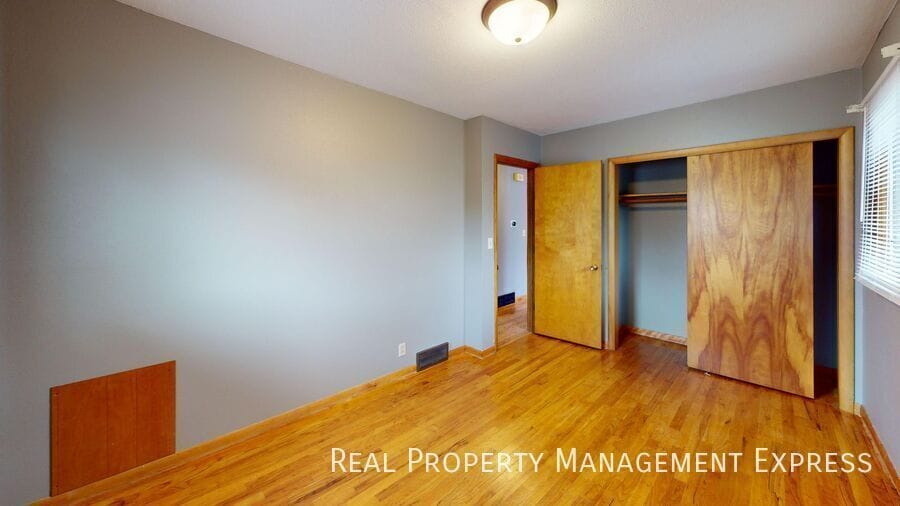Building Photo - 2200 W 39th St