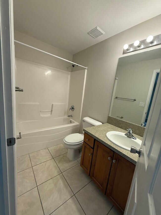 Building Photo - Spacious 3 Bedroom Duplex in Lehigh Acres