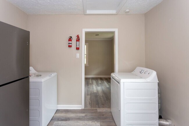 Building Photo - Welcome to this beautiful 1 bedroom and 1 bath unit in a stellar location!