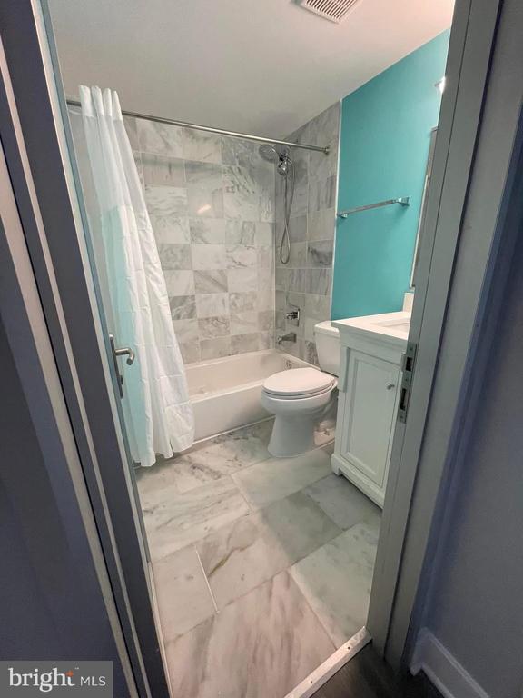 Building Photo - 1209 G St SE