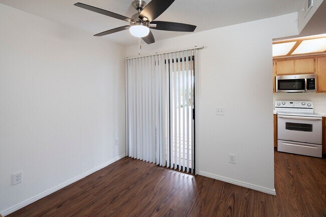 Building Photo - 3 Bed/2.5 Bath PB Townhouse - Garage, W/D,...