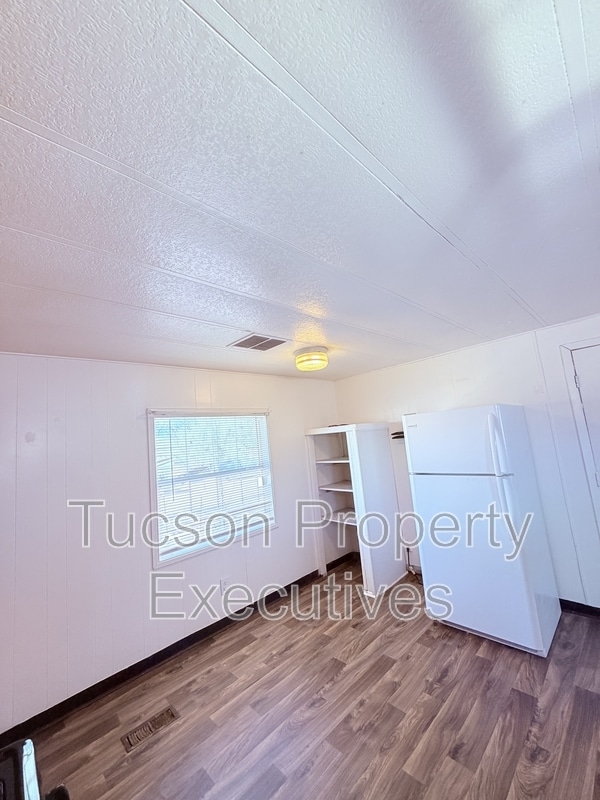 Building Photo - 4580 E Rex St