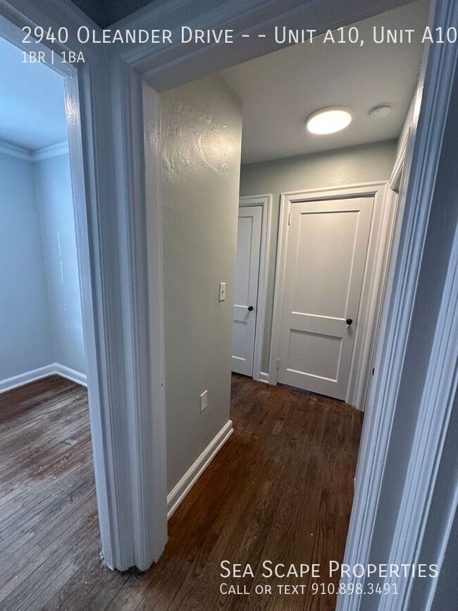 Building Photo - 2940 Oleander Dr