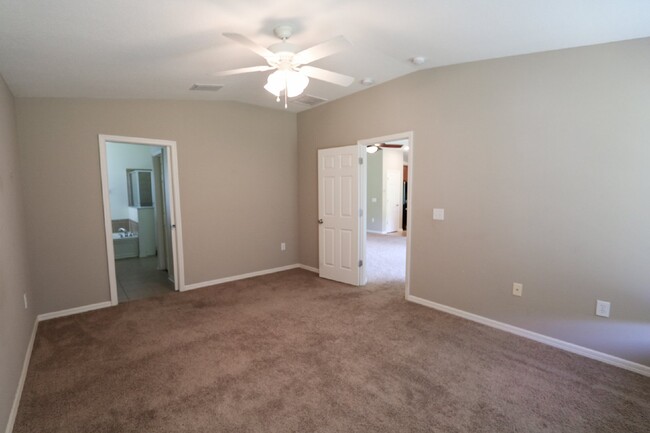 Building Photo - Beautiful 4 Bed 2 Bath 2 car garage in Sou...