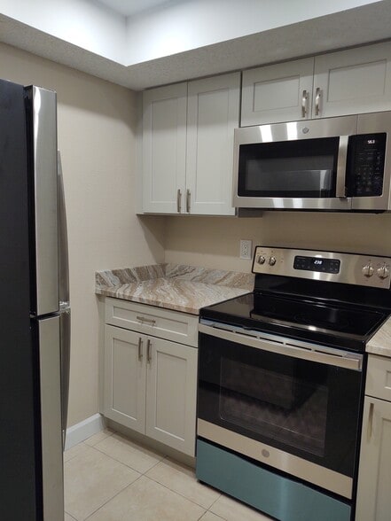 Stainless steel appliances - 1524 SE Royal Green Cir