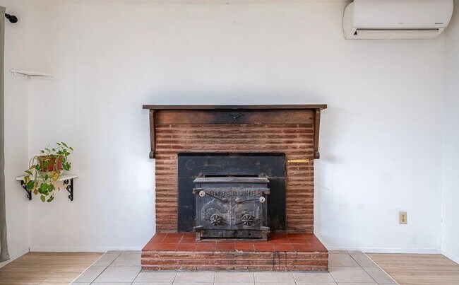 Building Photo - Remodeled 3 Bedroom, 1 Bath Home with Fenced Yard
