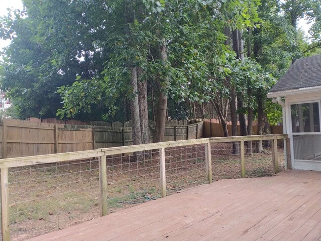 Building Photo - 525 Longwood Ln