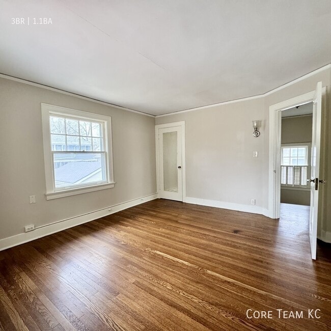 Building Photo - 411 W 60th Terrace