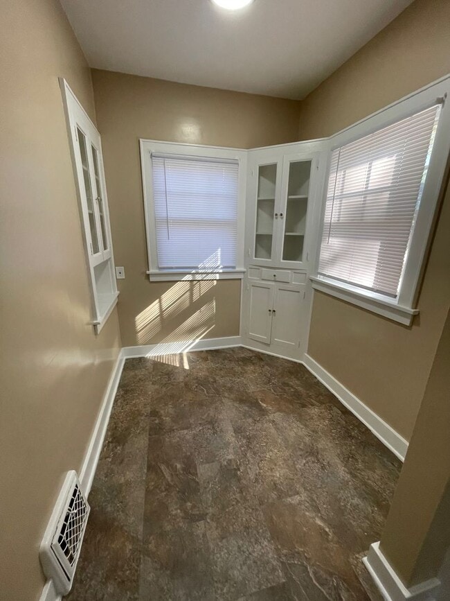 Building Photo - 3 Bedroom with garage and basement