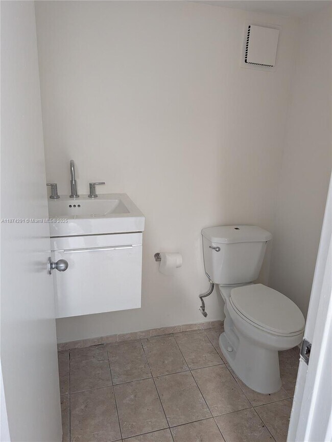 Building Photo - 10865 SW 112th Ave