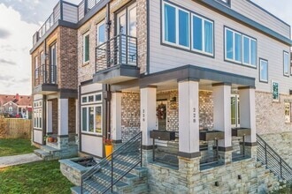 Building Photo - Steps from the LAKE!