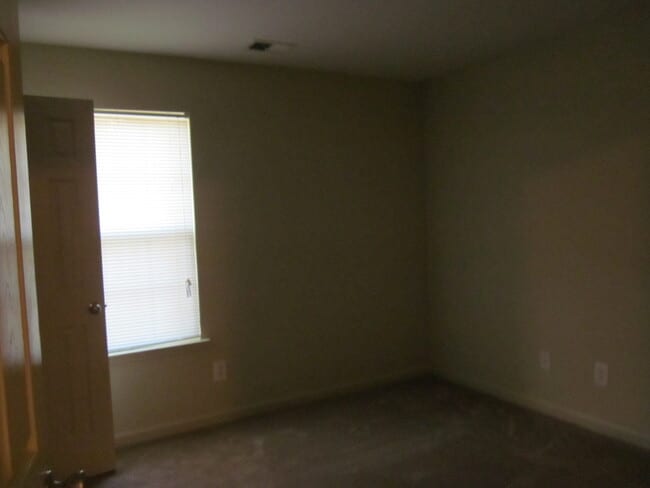 Building Photo - ALMOST NEW 4BEDROOM/3BATH HOME ON CORNER L...