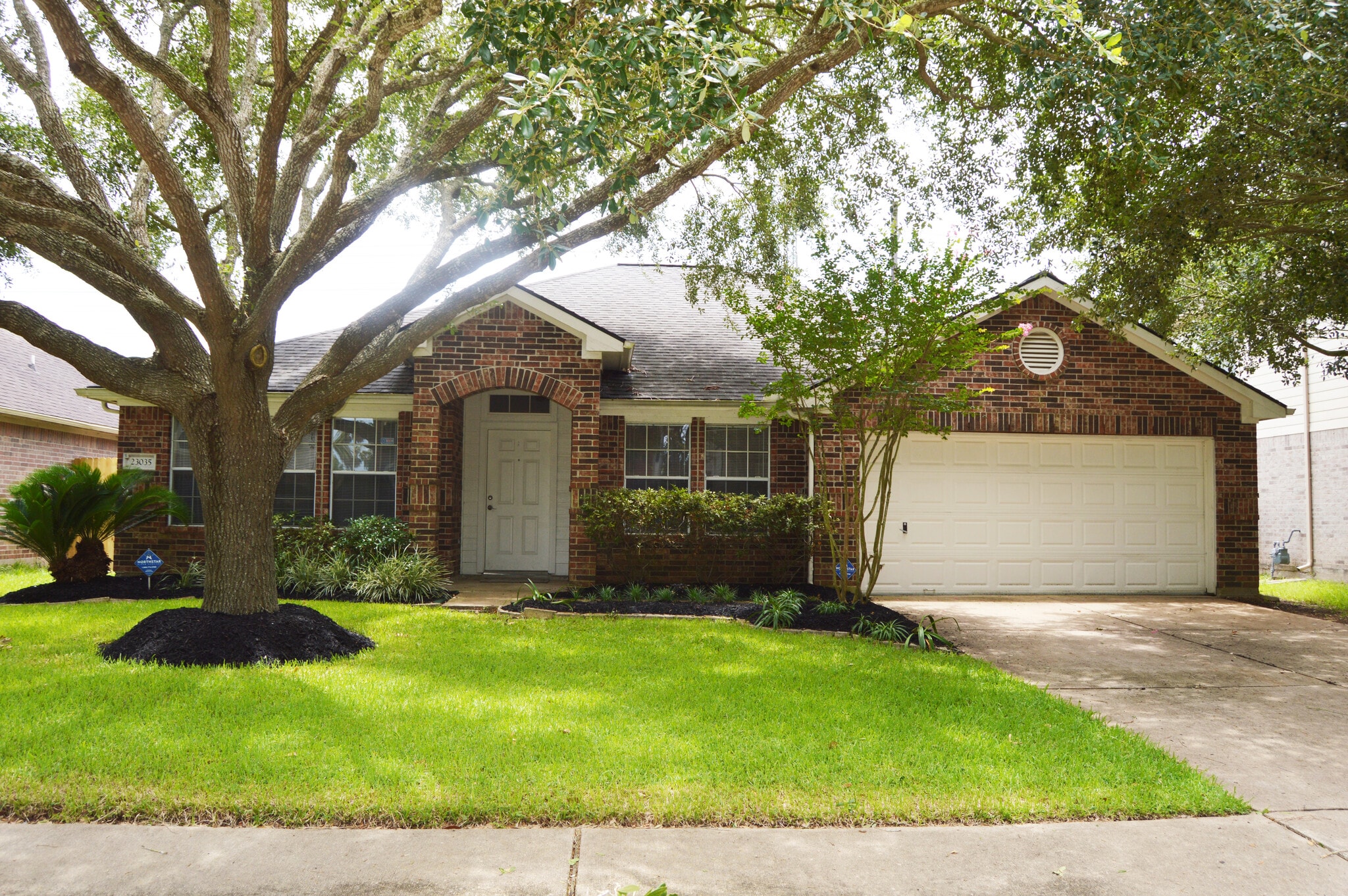 Beautiful Landscaped Property close to shopping, restaurants, and a 24 hour Fitness (Super Sport) - 23035 S Waterlily Dr