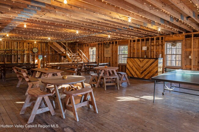 Building Photo - 147 Rock City Rd