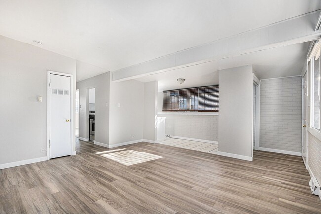 Building Photo - Newly Renovated 2Bed/1Bath Duplex in Park ...