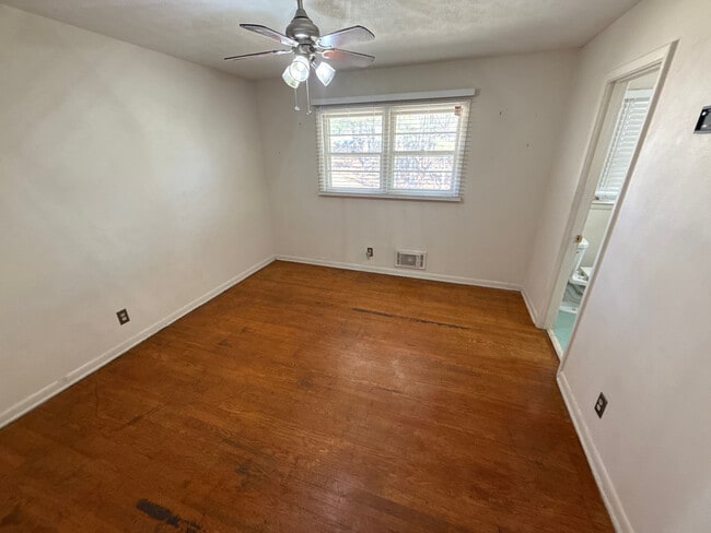 Building Photo - Room in House on Pleasant Hill Rd