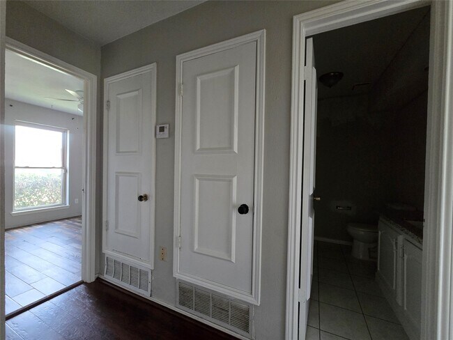 Building Photo - 1818 Pine Hollow Dr