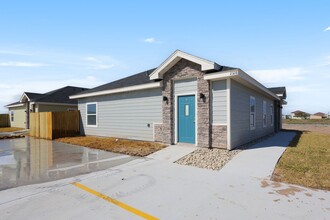 Building Photo - 2328 S Vly Cir