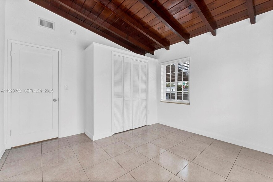 Building Photo - 361 SE 6th Ave