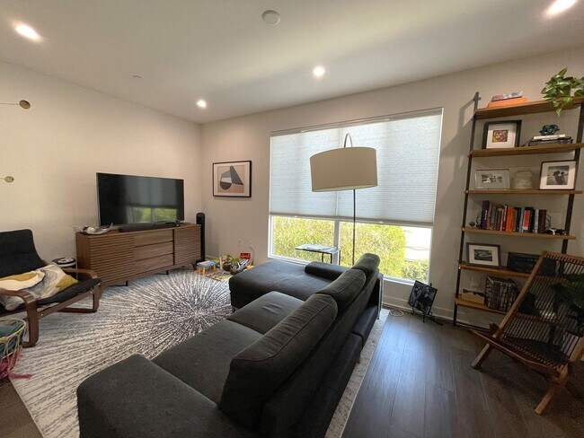 Building Photo - 14107 W Monroe Pl