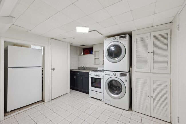 Building Photo - 48 Marinus St