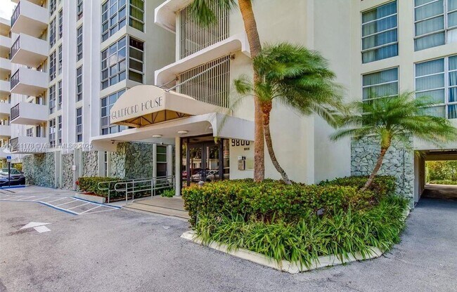 Building Photo - 9800 W Bay Harbor Dr