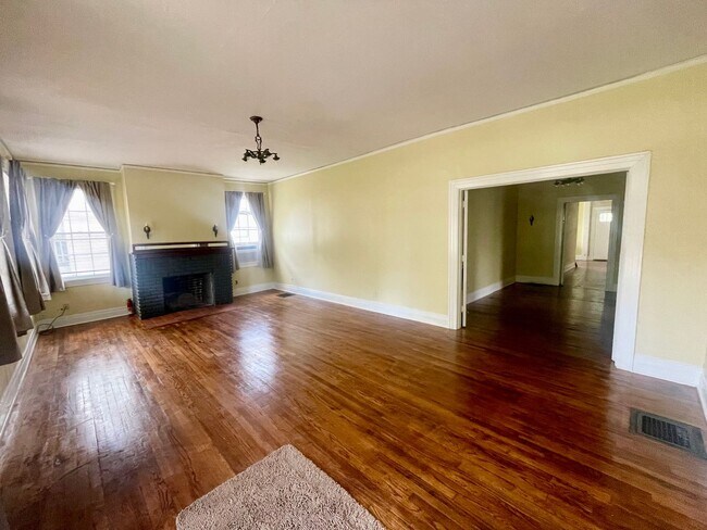 Building Photo - 828 N Jefferson St