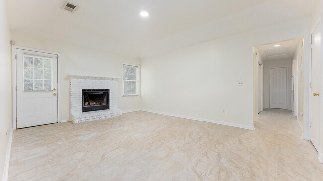 Building Photo - 6806 Cove Cir