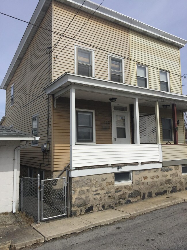 Building Photo - 122 School St