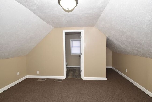 Building Photo - Mishawaka Northside 3 bedroom 1 1/2 story home with 2 bathrooms