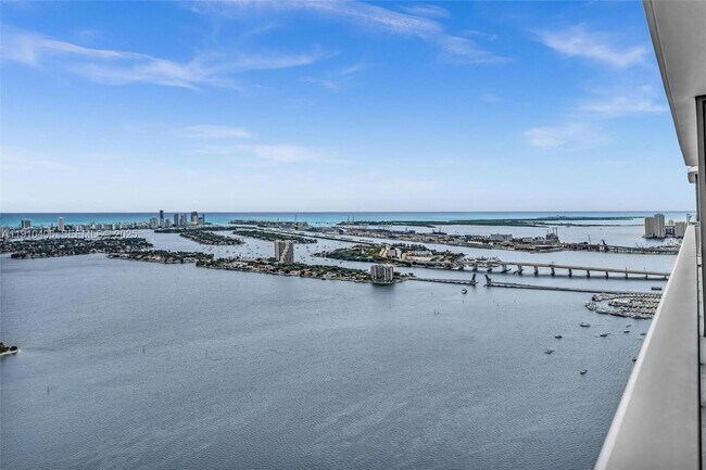 Building Photo - 700 NE 24th St