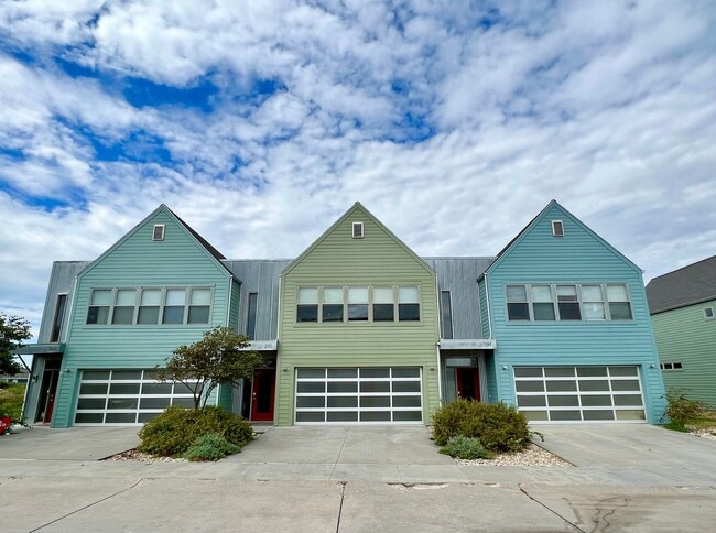 Building Photo - Two Story Townhome Available August 2025!