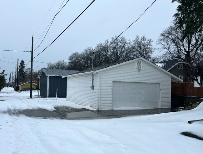 Building Photo - 713 Front St