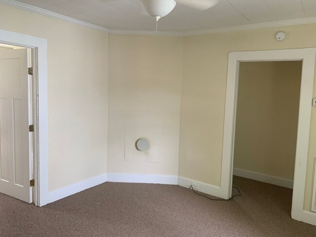Building Photo - Quaint home located in City Limits