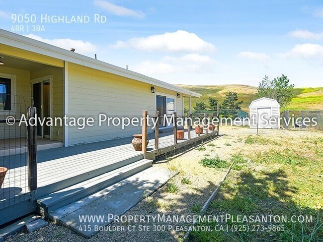 Building Photo - Unique 4 Bed / 3 Bath 3,484 Sq Ft Home off...