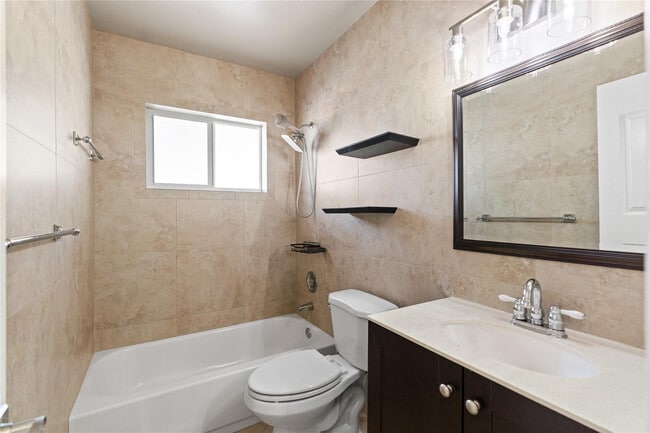 Building Photo - 2616 Middle River Dr