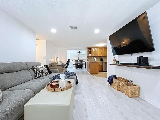 Building Photo - 2107 Harrison Dr